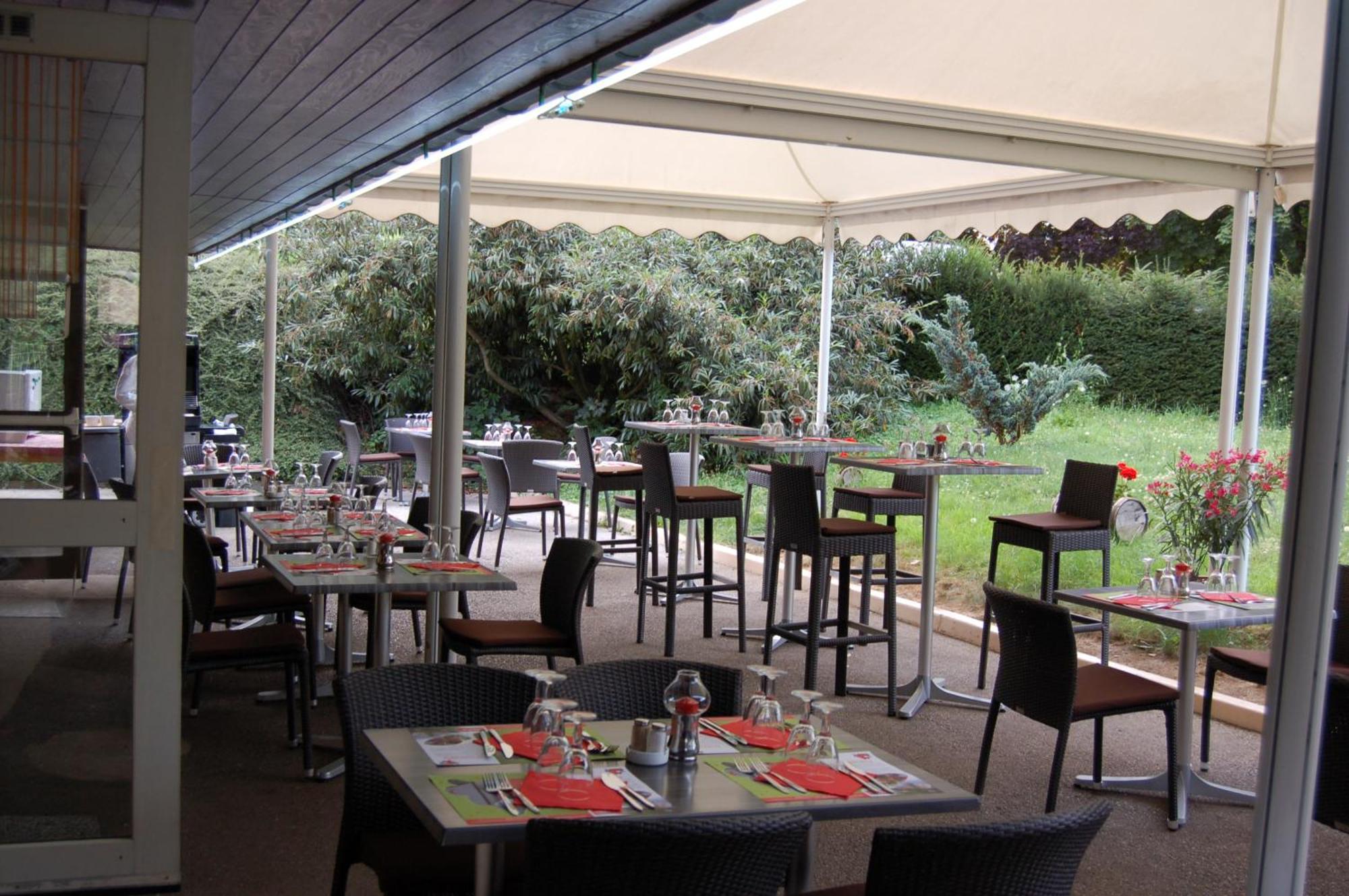 Logis Hotel Lons-Le-Saunier - Restaurant Le Grill Restaurant foto