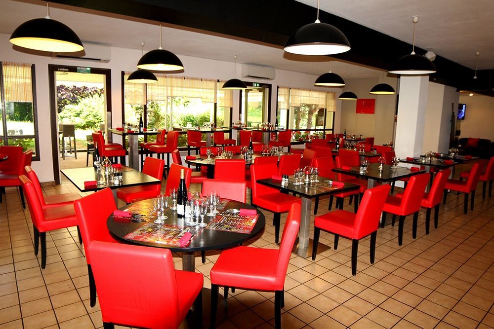 Logis Hotel Lons-Le-Saunier - Restaurant Le Grill Exterior foto