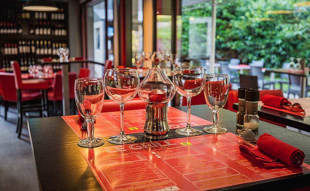 Logis Hotel Lons-Le-Saunier - Restaurant Le Grill Exterior foto