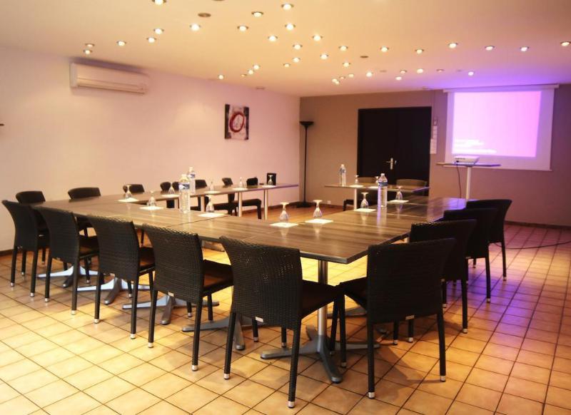 Logis Hotel Lons-Le-Saunier - Restaurant Le Grill Exterior foto