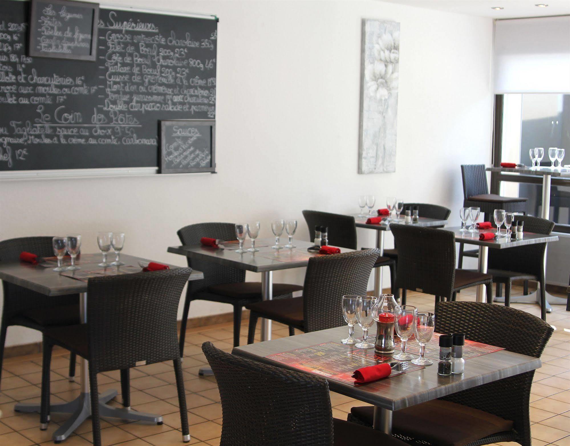 Logis Hotel Lons-Le-Saunier - Restaurant Le Grill Exterior foto